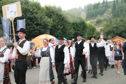 Barwny korowód z okazji TKB przeszedł przez Wisłę